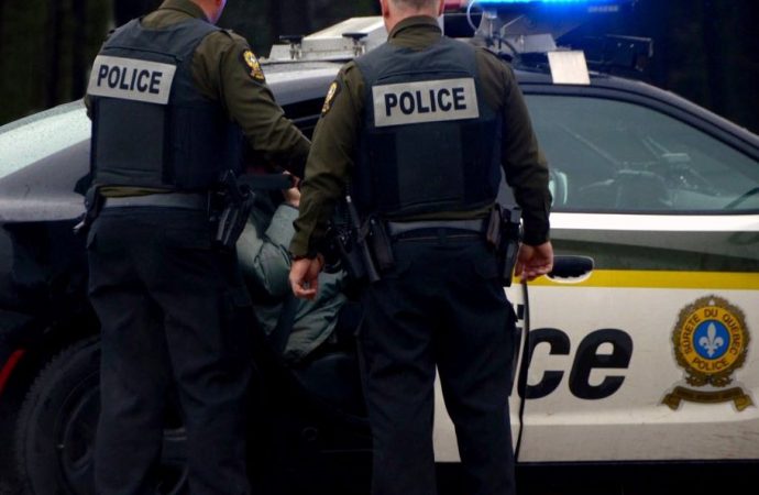 Un individu intoxiqué donne du fil à retordre aux policiers à Drummondville