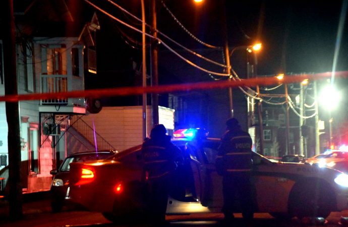Intervention policière rue Demers à Drummondville. deux suspects recherchés par la police
