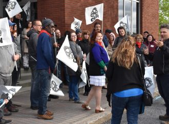 Déçus des négociations, les employés municipaux cols blancs de Drummondville s&rsquo;invitent au Conseil municipal