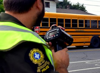 Cellulaire et arrêt aux feux clignotants scolaires – Les cyclistes s’exposent dorénavant à des amendes coûteuses