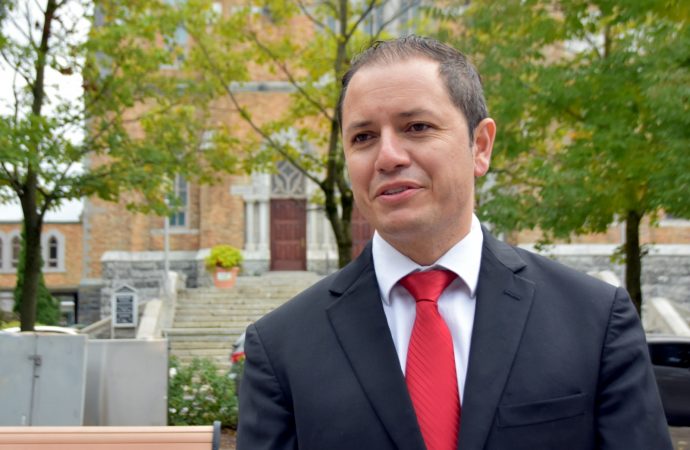 Le candidat Libéral, William Morales, répond aux allégations et du programme des Libéraux