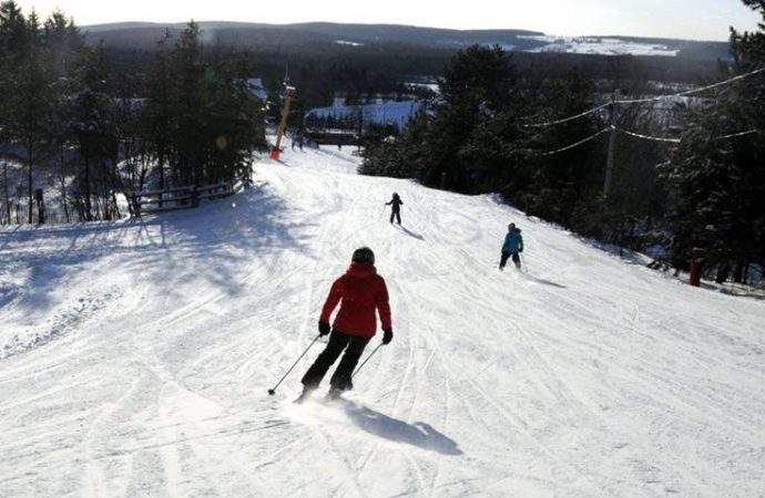 Louer ou acheter des skis : découvrez les avantages de chaque option pour faire un choix éclairé