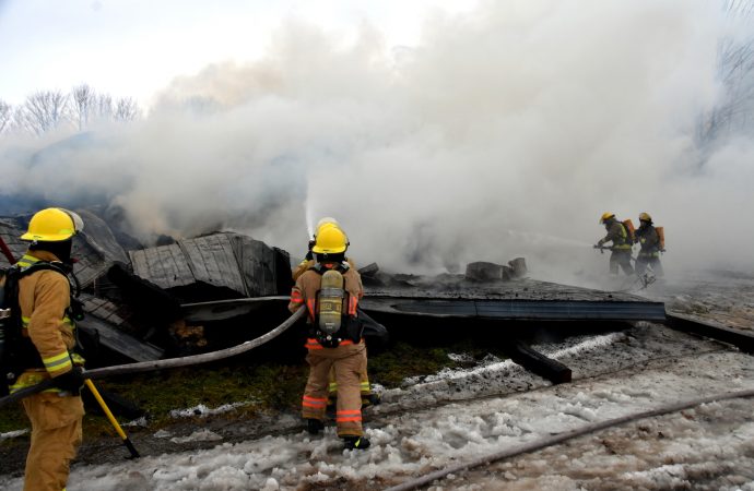 Un bâtiment agricole complètement détruit par un incendie à l’Avenir