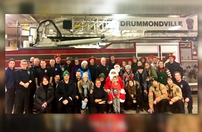 Les membres du service de sécurité incendie et sécurité civile de Drummondville submergés de jouets neufs !