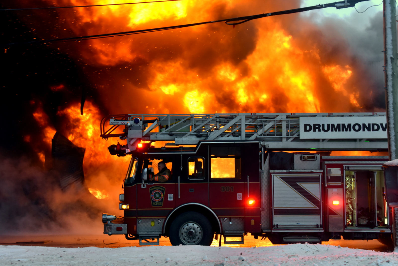 Incendie Majeur Dans Un Entrepot Et Garage De Pneus A Drummondville Vingt55