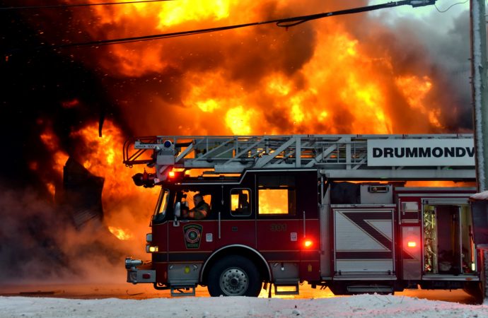 Incendie majeur dans un entrepôt et garage de pneus à Drummondville