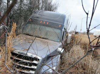 Sortie de route pour un camionneur sur l’autoroute près de Drummondville, la fatigue envisagée comme hypothèse