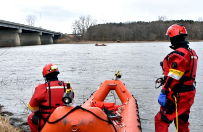 Intervention des pompiers de Drummondville spécialistes en sauvetage nautique sur la Rivière Saint-François