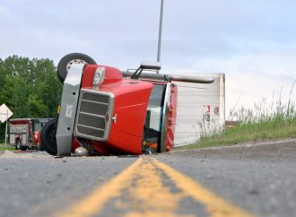 Un camionneur blessé dans une sortie de route impliquant des matières dangereuses à Drummondville