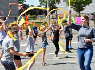 Déconfinement : 125 élèves du primaire de Drummondville vous présentent positivement  »la danse arc-en-ciel’’
