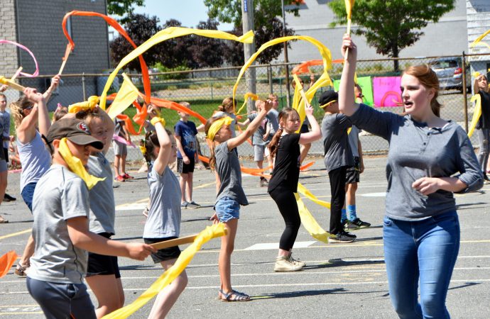 Déconfinement : 125 élèves du primaire de Drummondville vous présentent positivement  »la danse arc-en-ciel’’