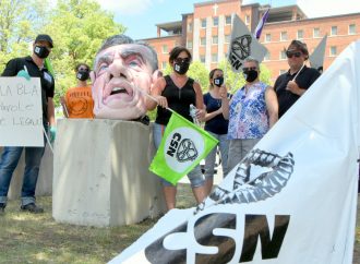 Des employés de l’hôpital Sainte-Croix manifestent devant l’établissement Sainte-Croix de Drummondville