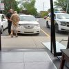 Un octogénaire fait accidentellement  »irruption » dans une pharmacie avec sa voiture à Drummondville