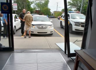 Un octogénaire fait accidentellement  »irruption » dans une pharmacie avec sa voiture à Drummondville