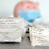 Un commerçant peut-il exiger des frais supplémentaires pour compenser les coûts engendrés par la COVID-19 ?