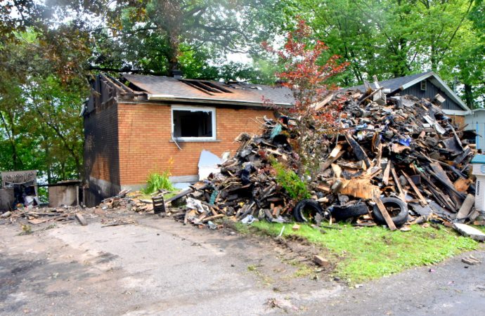 Une maison endommagée et un garage détruit par un incendie d’origine électrique à Drummondville.