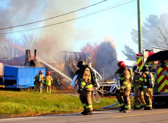 Incendie – Un entrepôt en rénovations part en fumée à Saint-Cyrille-de-Wendover