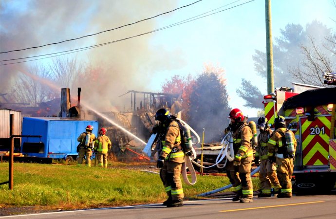 Incendie – Un entrepôt en rénovations part en fumée à Saint-Cyrille-de-Wendover