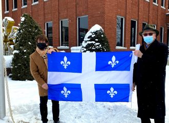 Le maire Carrier célèbre le 73e anniversaire du drapeau du Québec