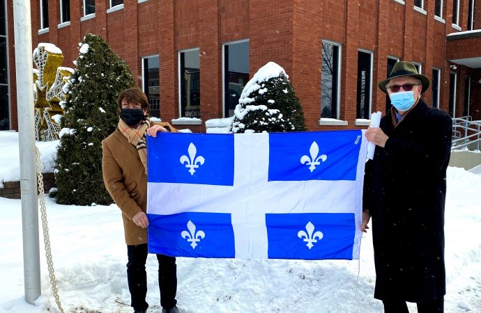 Le maire Carrier célèbre le 73e anniversaire du drapeau du Québec