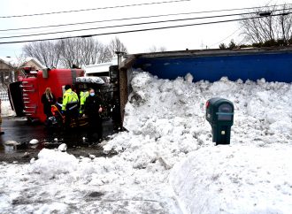 Un camion de neige se renverse sur la route 122 à Saint-Germain-de-Grantham
