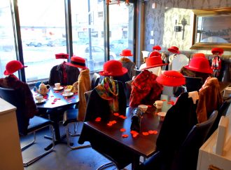 Des mannequins en guise de clients donnent vie au Resto-Bistro l’Entracte de Drummondville