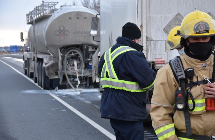 36 000 litres de lait sur l’autoroute 55 suite à un accident à Drummondville