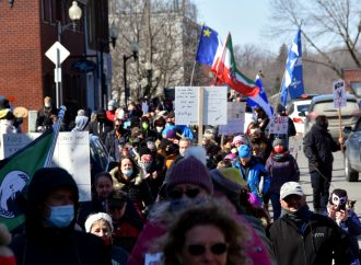 Manifestation mondiale pour la liberté – Près d&rsquo;une centaine de manifestants présents à Drummondville