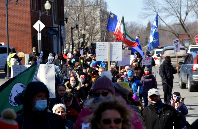 Manifestation mondiale pour la liberté – Près d&rsquo;une centaine de manifestants présents à Drummondville