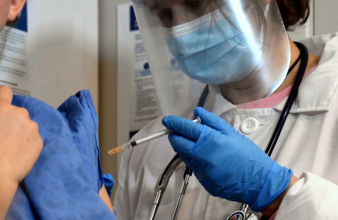 Les équipes de vaccination se préparent à vacciner les jeunes de 12 à 17 ans