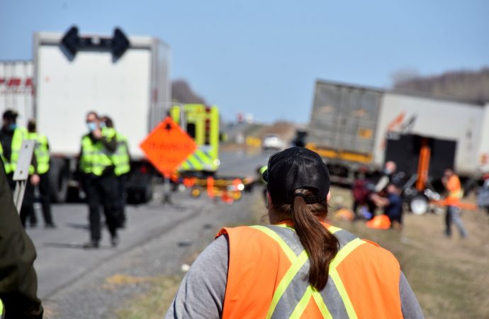 Deux travailleurs blessés dans une zone de travaux sur l’autoroute 20 près de Drummondville