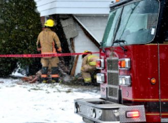 Une voiture percute une maison à Drummondville