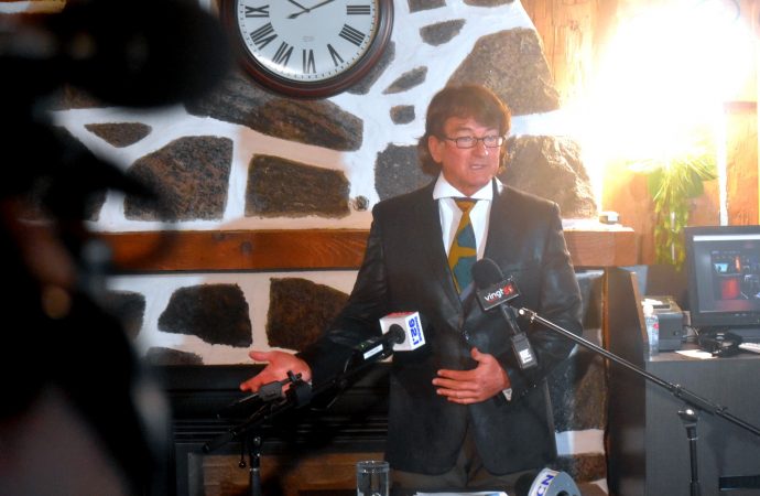 Élections municipales : Alain Carrier confirme qu’il se présentera à nouveau comme maire et présente deux nouveaux candidats pour les districts 1 et 4