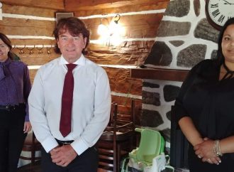 Alain Carrier présente deux nouvelles candidates pour les prochaines élections municipales à Drummondville