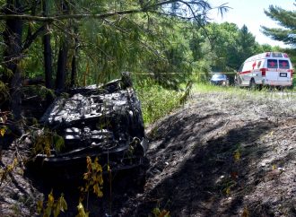 Un jeune conducteur secouru d’un véhicule en flammes à la suite d’une sortie de route à Saint-Lucien