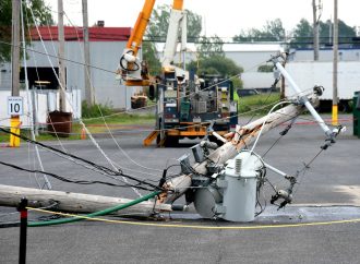 Un camionneur sectionne avec fracas 3 poteaux d’hydro-électricité à Drummondville
