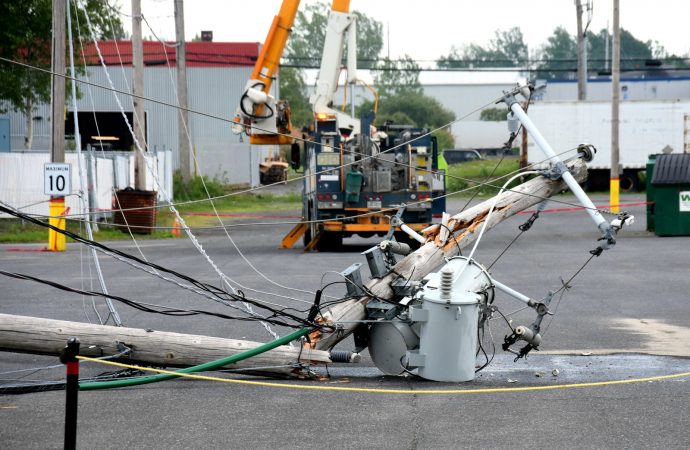 Un camionneur sectionne avec fracas 3 poteaux d’hydro-électricité à Drummondville