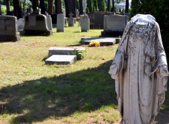 Un cimetière, des pierres tombales et symboles religieux vandalisés à Drummondville