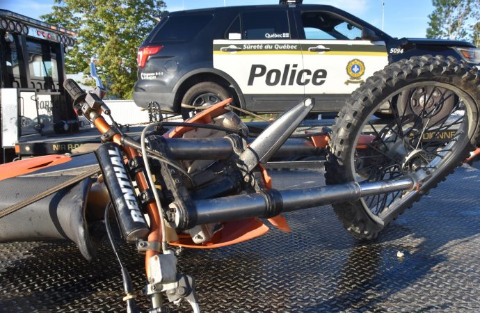 Un motocycliste blessé après avoir percuté un véhicule de la Sûreté du Québec à Drummondville