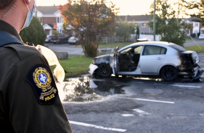 Deux véhicules incendiés au cours des dernières heures à Drummondville, la SQ enquête
