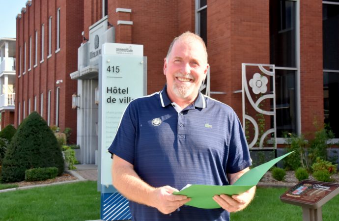 Louis Raiche candidat du district 5 a officialisé sa candidature aujourd’hui à l’hôtel de Ville de Drummondville.