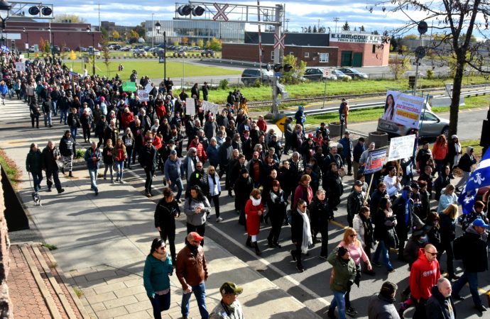 Une marche pour le libre choix a attiré quelques centaines de manifestants à Drummondville