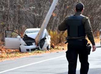 Accident sur le chemin Hemming – Une conductrice percute violemment un poteau d’Hydro-Québec