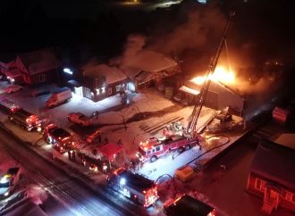 Un incendie fait rage chez Metaluno à St-Cyrille-de-Wendover