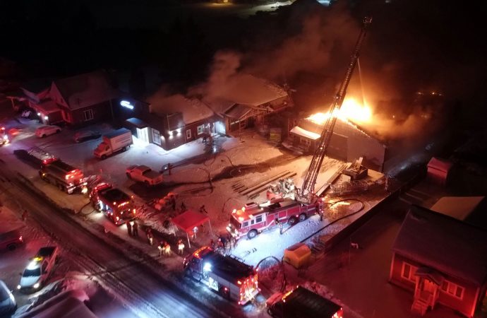 Un incendie fait rage chez Metaluno à St-Cyrille-de-Wendover