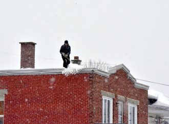 Déneigement des toitures – Un rappel important à l’égard des accumulations de neige et de glace sur les toitures