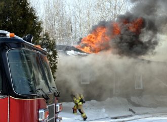 Une maison mobile détruite par les flammes sur la Place Bonneville à Drummondville