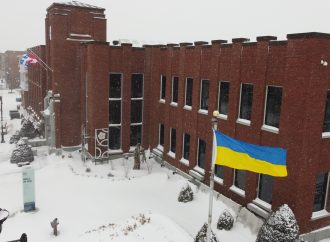 Le drapeau ukrainien flotte devant l’hôtel de ville de Drummondville par solidarité