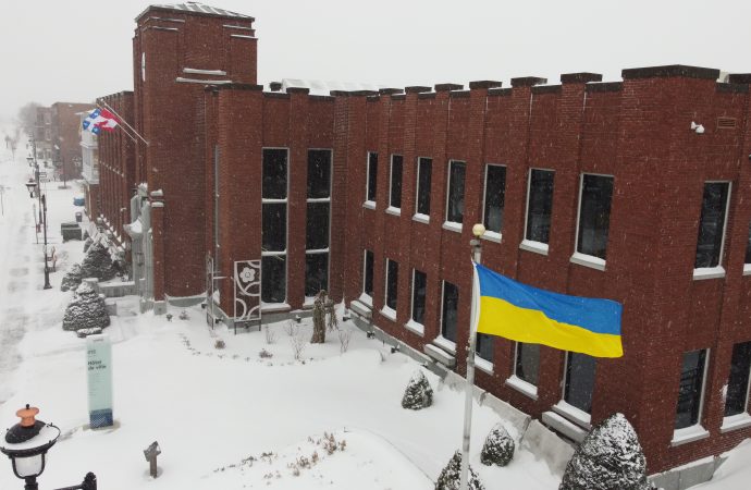 Le drapeau ukrainien flotte devant l’hôtel de ville de Drummondville par solidarité