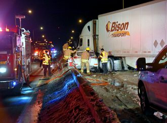 Accident entre un semi-remorque et un véhicule sur le pont des Voltigeurs à Drummondville